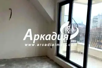 Тристаен апартамент с голяма тераса в Център, Мараша, Пловдив