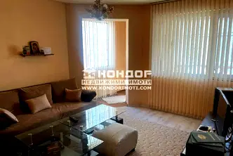Тристаен апартамент с тераса в Център, Военна Болница, Пловдив