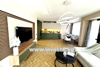 Тристаен апартамент с две тераси в Център, Пловдив