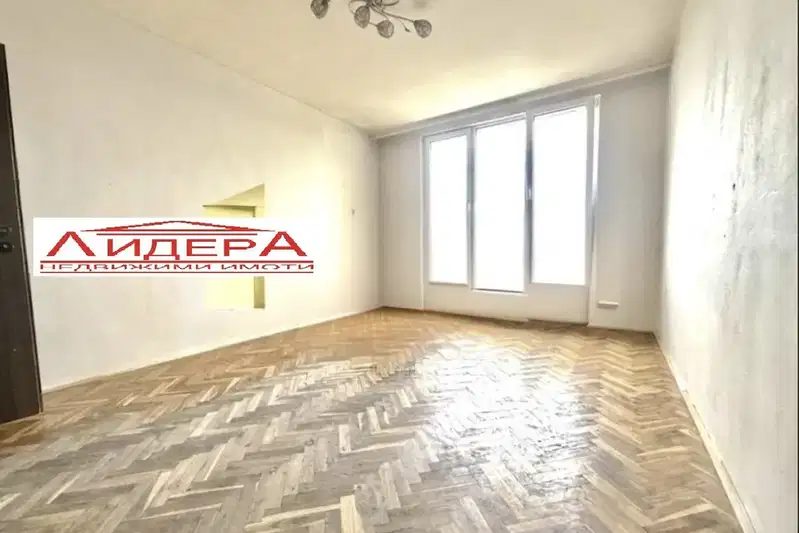 Тристаен апартамент с тераса в Център, Пловдив