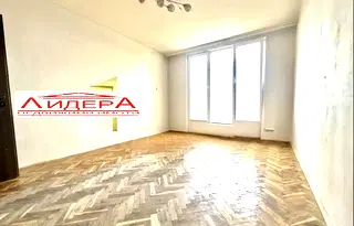 Тристаен апартамент с тераса в Център, Пловдив