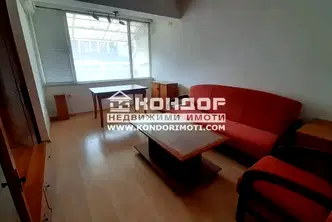 Тристаен апартамент с две тераси в Център, Пловдив