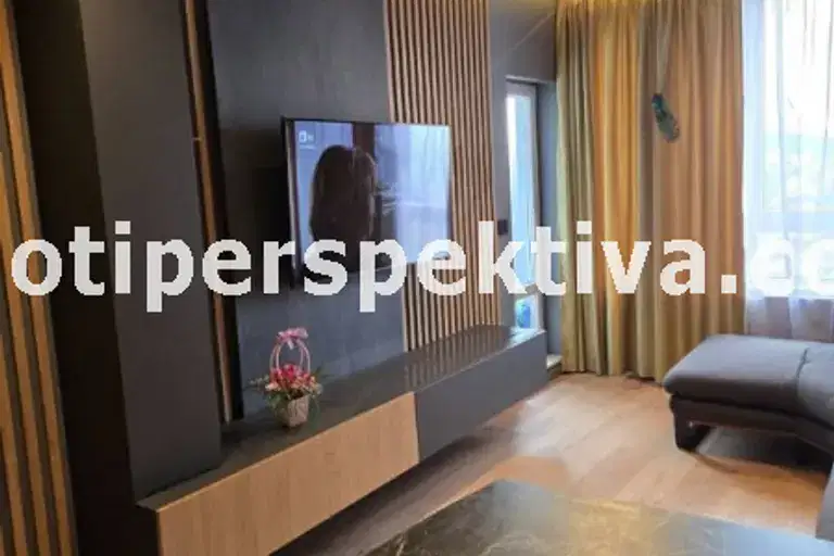 Тристаен апартамент в Център, Съдийски с тераса