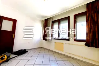 Тристаен апартамент с функционално разпределение в Център, Пловдив