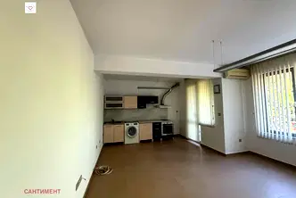 4-стаен апартамент с 2 тераси в Център, Пловдив