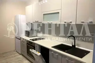 Тристаен апартамент с партерен гараж в Център, Пловдив