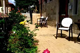 Тристаен апартамент с частен двор в Център, Пловдив, Альоша