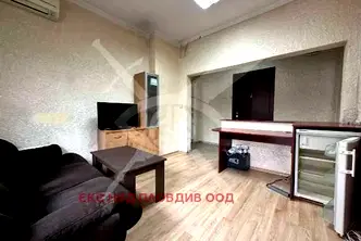 Тристаен апартамент в Център на Пловдив с хол и кухненски бокс