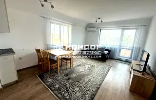 Тристаен апартамент с две тераси в Център, Пловдив