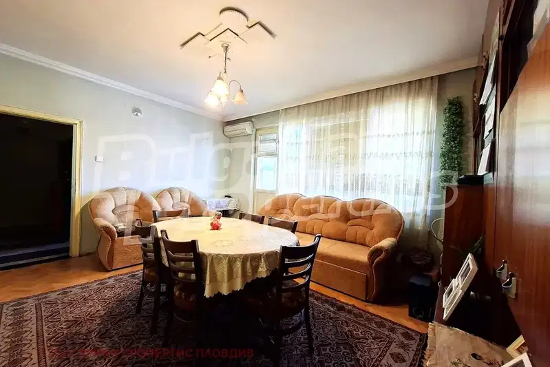 Тристаен апартамент с балкон в Каменица 1, Пловдив