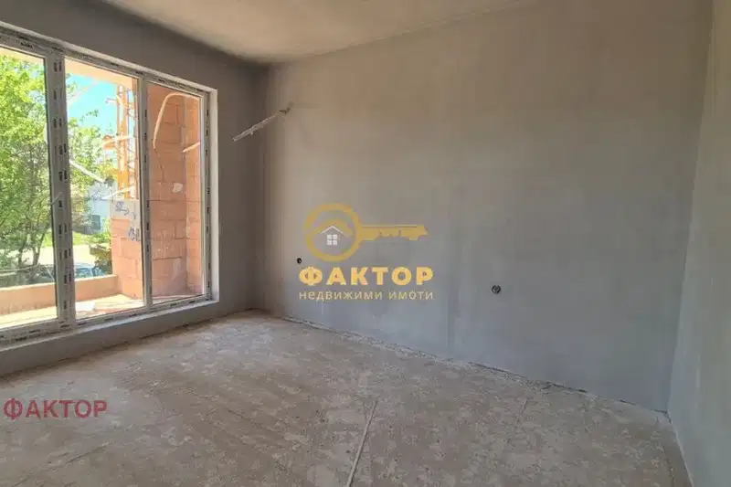 Тристаен апартамент в Коматево с тераса и асансьор