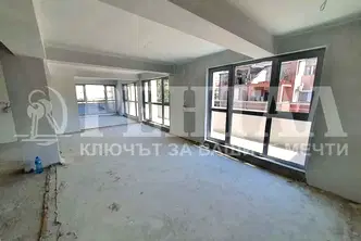 Просторен 4-стаен апартамент в Кършияка с тераса