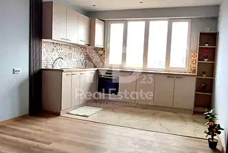 Тристаен апартамент в Кючук Париж с тераса в Пловдив