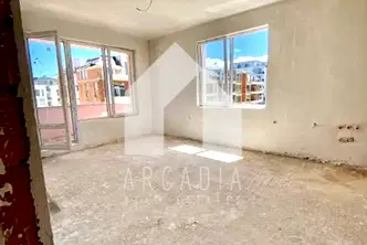 Двустаен апартамент в Остромила с тераса и паркомясто