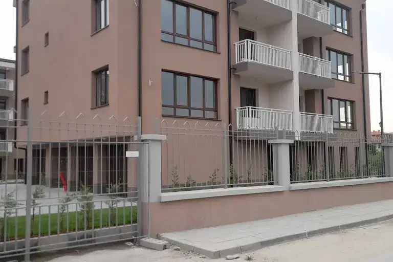 Тристаен апартамент с две тераси в Остромила, Пловдив