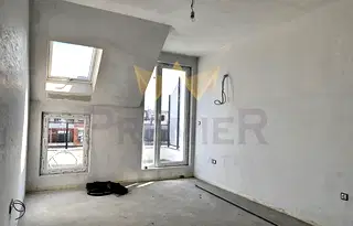 Тристаен апартамент в Остромила с тераса и изток/западно изложение