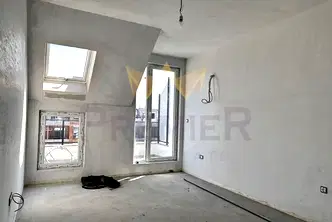 Тристаен апартамент в Остромила с тераса и изток/западно изложение