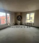 Тристаен апартамент в Остромила с тераса и асансьор