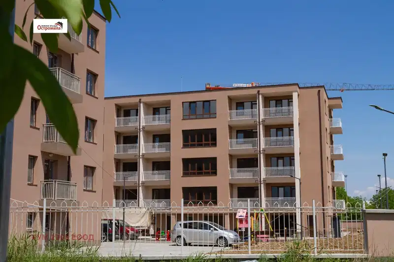 Тристаен апартамент с гараж в Остромила, близо до Виа Парк