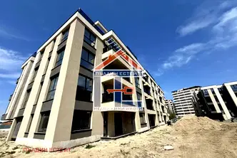 Тристаен апартамент с тераса в Южен, Пловдив