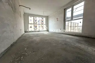 Тристаен апартамент с паркомясто в Южен, Пловдив