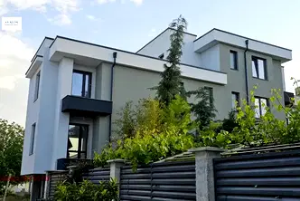 Тристаен апартамент с три изложение в кв. Южен, Пловдив