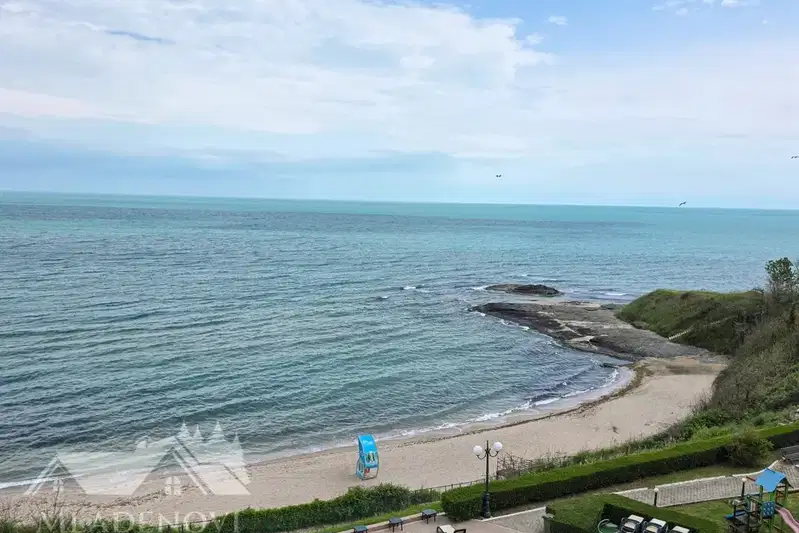 Тристаен апартамент в Бургас, с. Лозенец