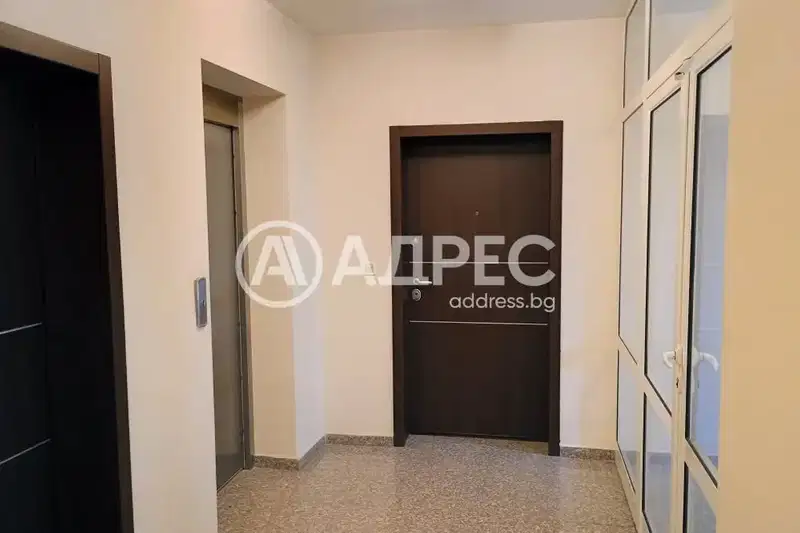 Двустаен апартамент с тераса в Банишора, София