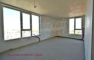 Тристаен апартамент в Банишора с гледка към градина