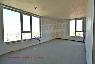 Тристаен апартамент в Банишора с гледка към градина