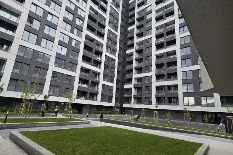 Тристаен апартамент с тераса в Банишора, София