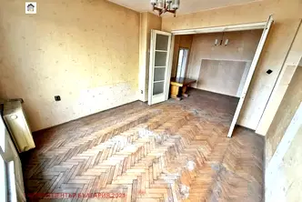 Тристаен апартамент с балкон в Банишора, София