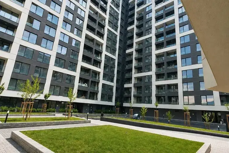 Тристаен апартамент с тераса в Банишора, София