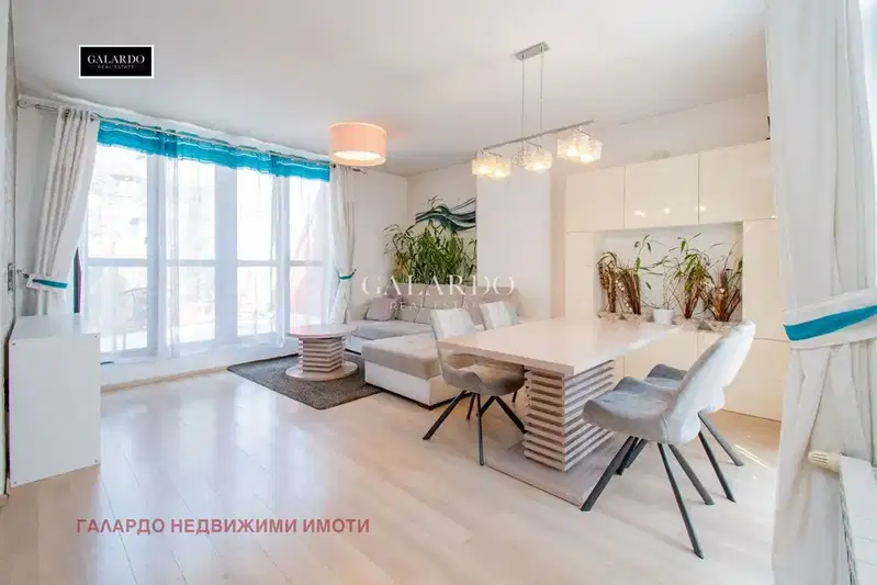 Четиристаен апартамент в Белите брези с три тераси