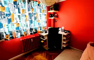 Тристаен апартамент в Бъкстон с изложение изток/юг/запад