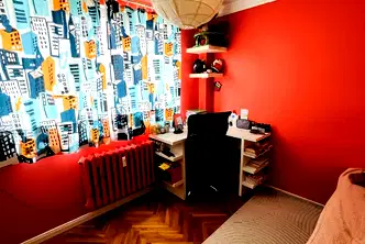 Тристаен апартамент в Бъкстон с изложение изток/юг/запад