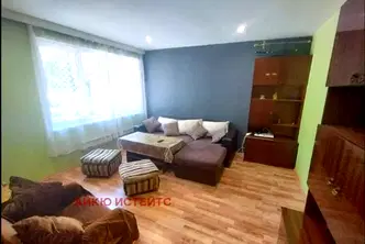 Тристаен апартамент на първи етаж в Бъкстон, София