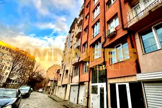 Двустаен апартамент в Център с две тераси и паркомясто