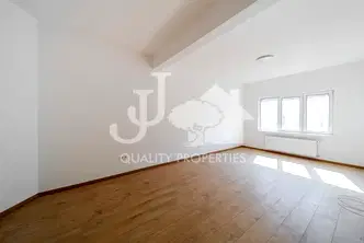 Двустаен апартамент с отделна кухня в Център, София
