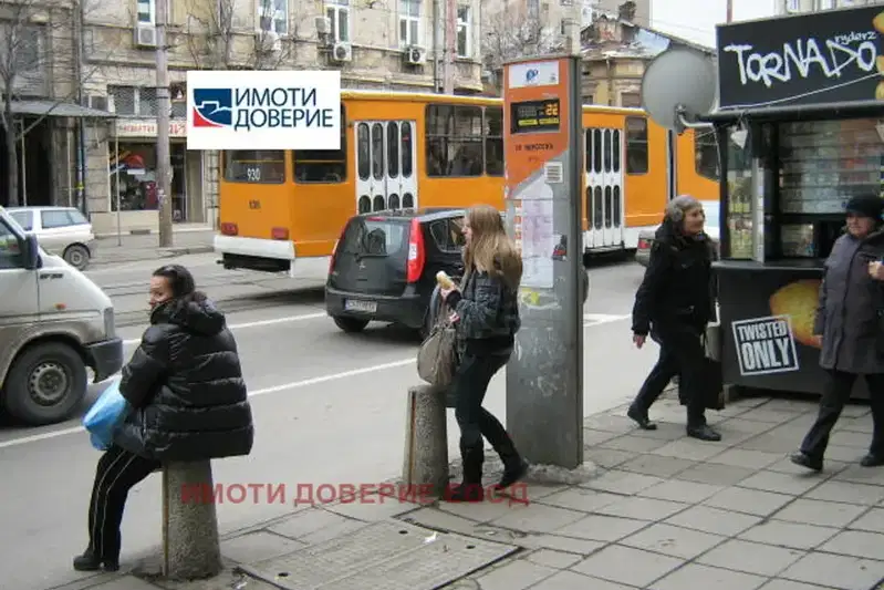Двустаен апартамент в Център, бул. Христо Ботев с усвоен балкон