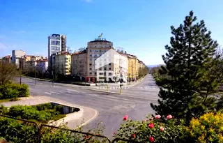 Тристаен апартамент с три балкона в Център, София