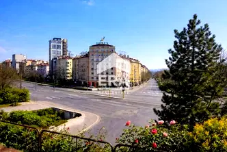 Тристаен апартамент с три балкона в Център, София