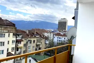 Просторен 3-стаен апартамент в Център, Руски паметник с тераса