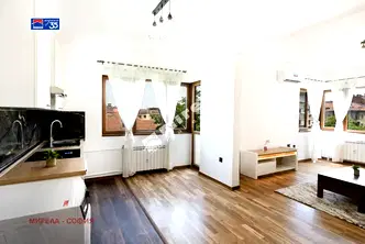 Тристаен апартамент с балкон в Центъра на София