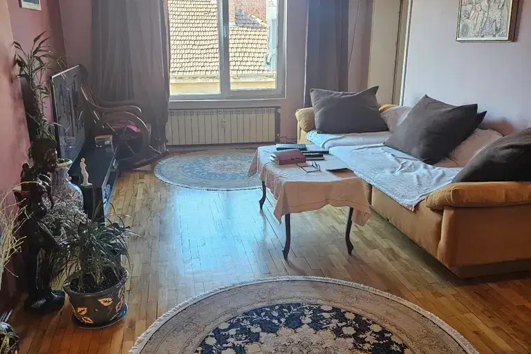 Тристаен апартамент с южно изложение в Център, София