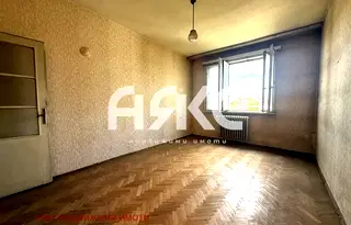 Тристаен апартамент в Център на София с асансьор