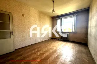 Тристаен апартамент в Център на София с асансьор