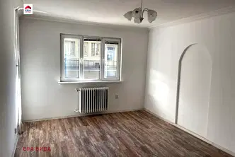 Тристаен апартамент с отделна кухня в центъра на София