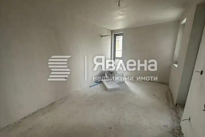 Тристаен апартамент в Център с асансьор и балкон