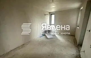 Тристаен апартамент в Център с асансьор и балкон